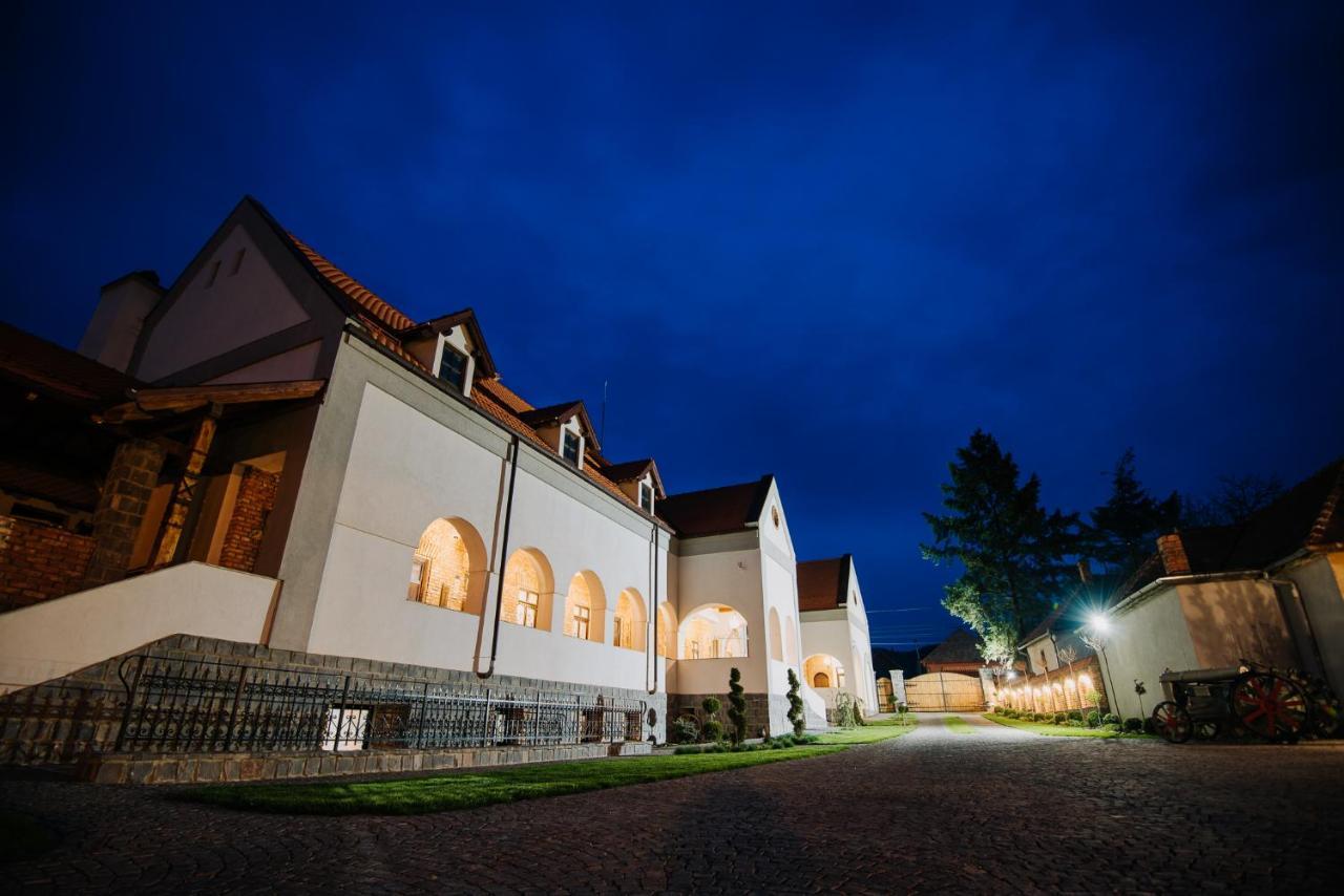 Molnos Kuria Pension Corund  Exterior photo