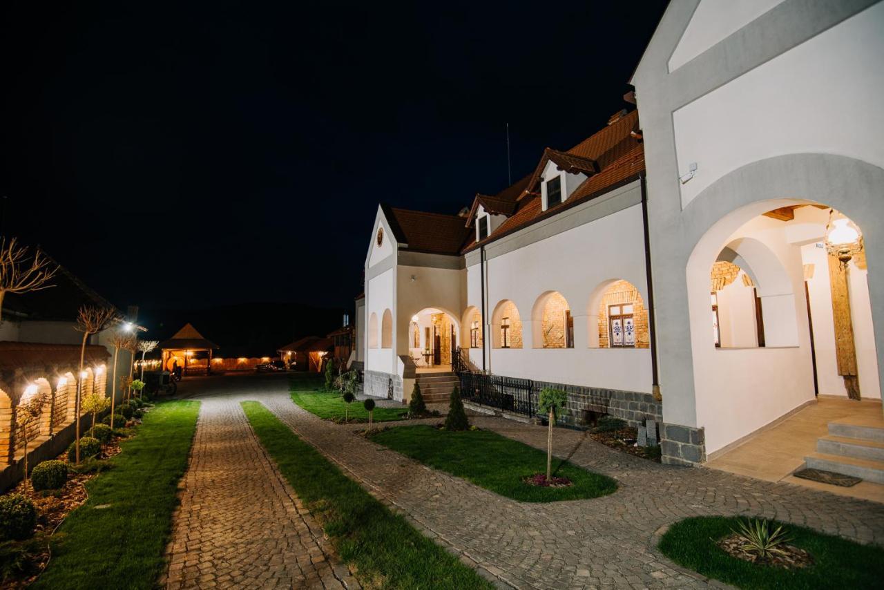 Molnos Kuria Pension Corund  Exterior photo