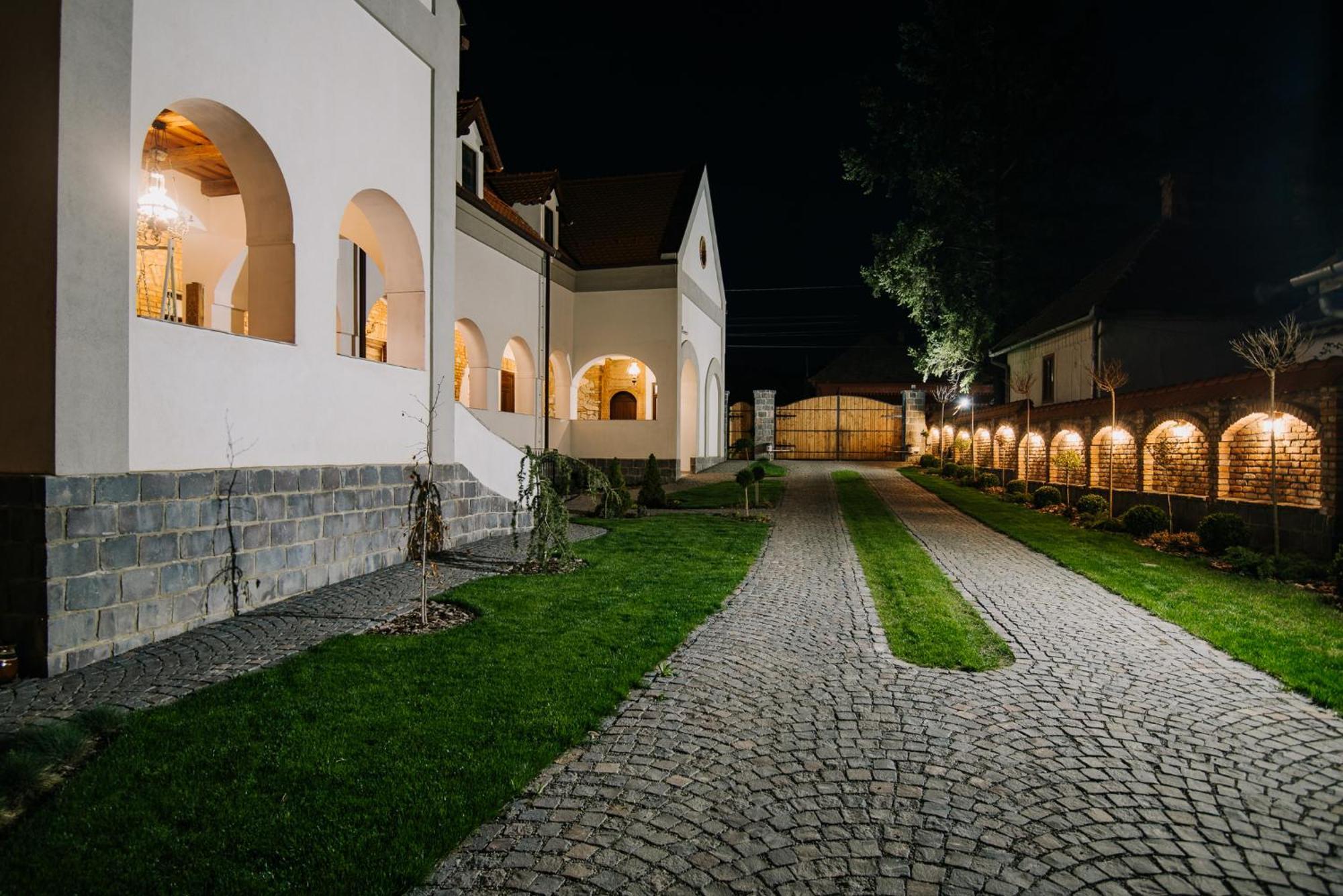Molnos Kuria Pension Corund  Exterior photo