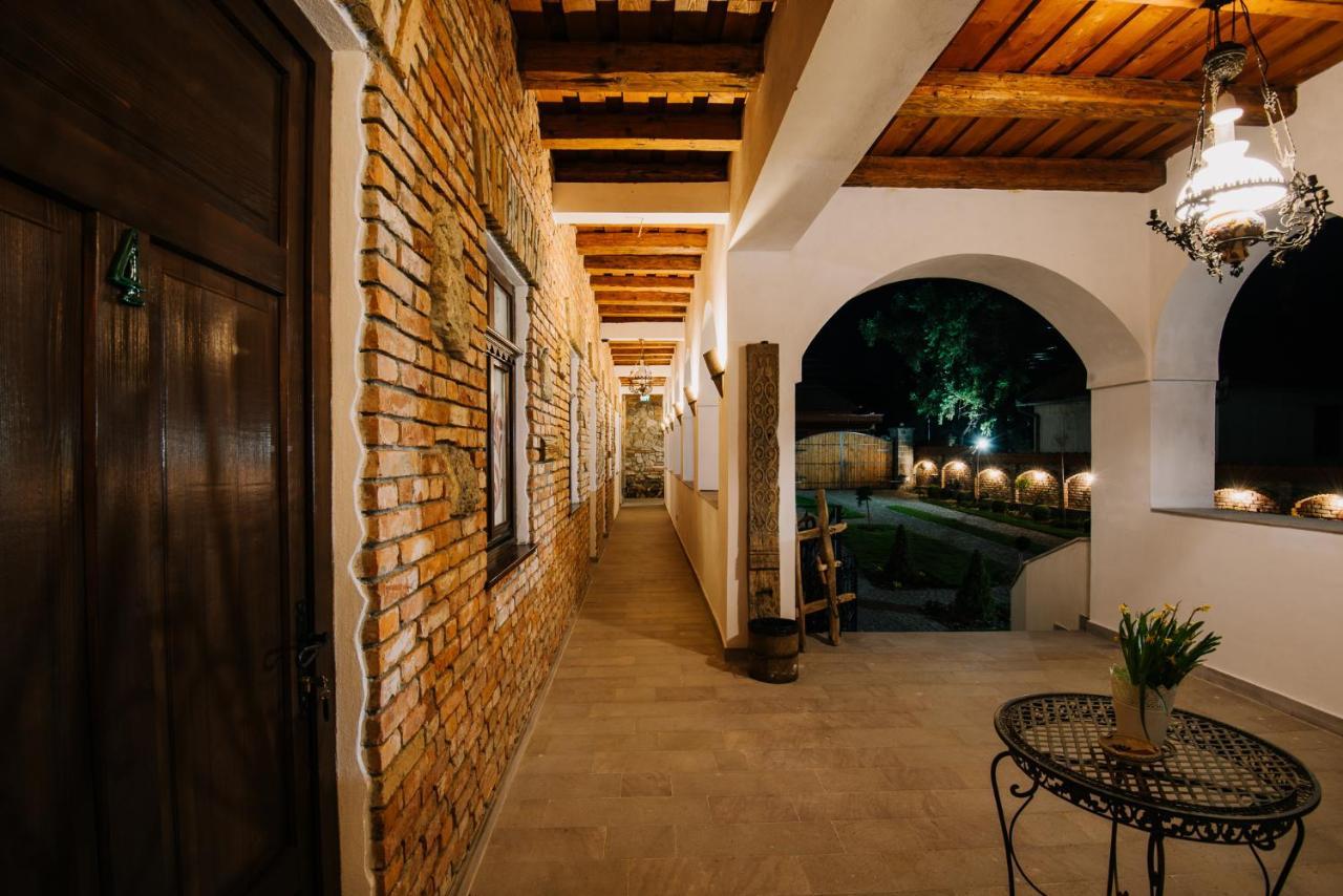 Molnos Kuria Pension Corund  Exterior photo
