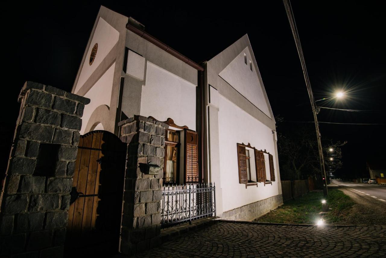 Molnos Kuria Pension Corund  Exterior photo